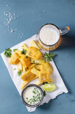 Soslu balık ve patates kızartması