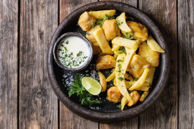 Soslu balık ve patates kızartması
