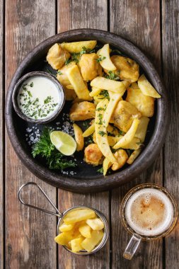 Soslu balık ve patates kızartması