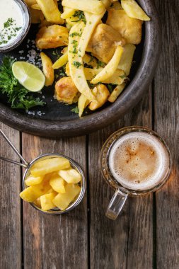 Soslu balık ve patates kızartması