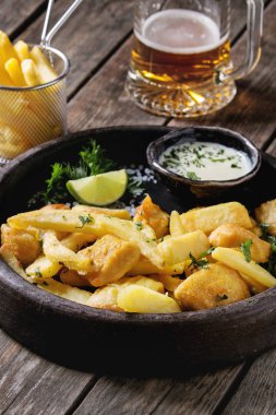 Soslu balık ve patates kızartması