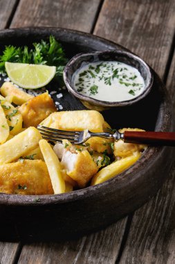 Soslu balık ve patates kızartması