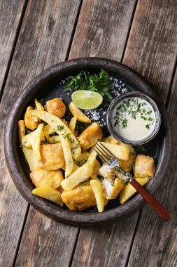 Soslu balık ve patates kızartması