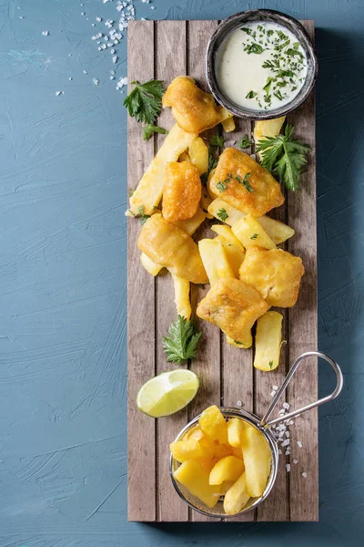 Pescado y patatas fritas con salsa — Foto de Stock