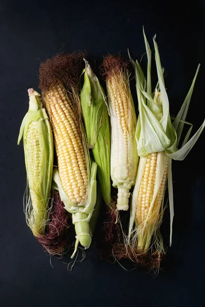 Mazorca de maíz cruda joven — Foto de Stock