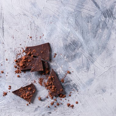 Koyu çikolata kakao tozu ile