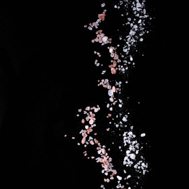 Siyah arka plan üzerinde deniz tuzu.