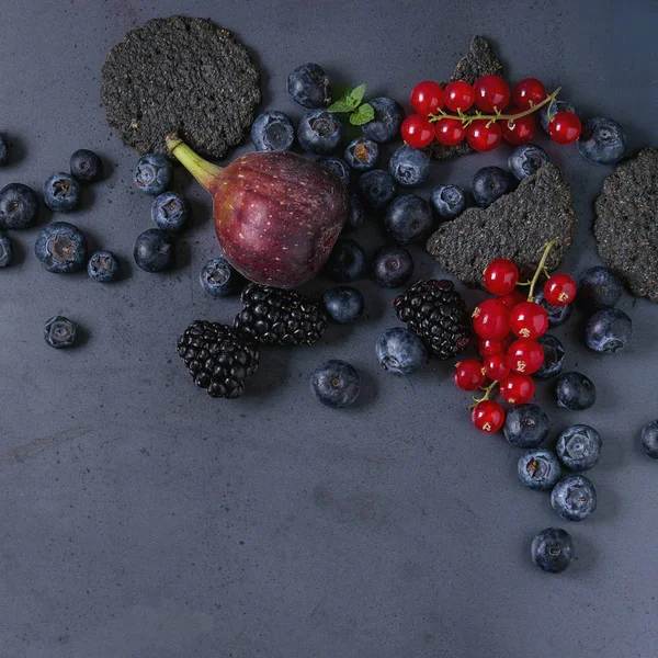 Variedad de bayas e higos con galletas negras — Foto de Stock