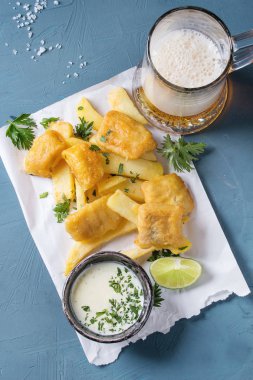 Soslu balık ve patates kızartması