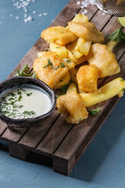 Soslu balık ve patates kızartması