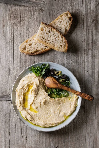 Humus zeytin ve otlar ile