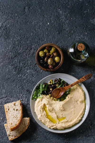 Humus zeytin ve otlar ile