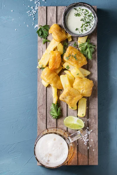 Fiskar och chips med sås — Stockfoto