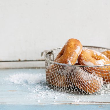 Pudra şekeri ile ev yapımı çörek