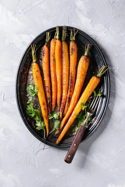 Жареная молодая морковка — стоковое фото