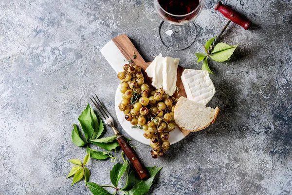 Käse und Trauben. — Stockfoto