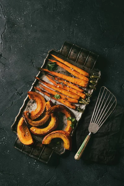 Жареная морковка и тыква — стоковое фото