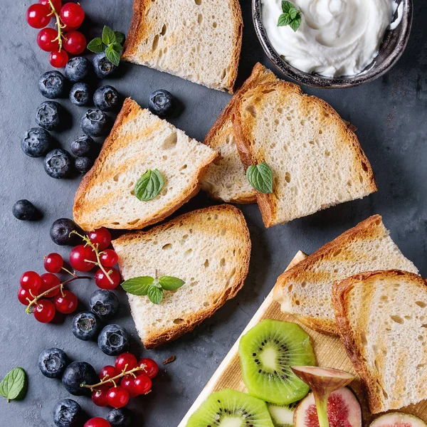 Sanduíches de sobremesa com bagas — Fotografia de Stock