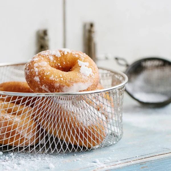 Rosquillas caseras con azúcar en polvo —  Fotos de Stock