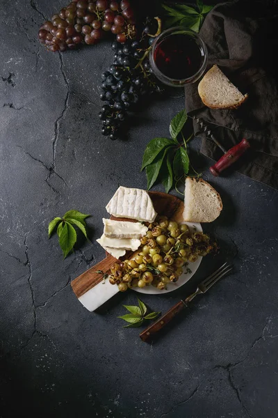 Queso y uvas . — Foto de Stock