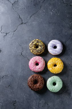 Renkli camlı çörek