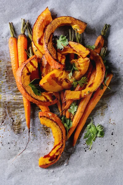 Giovane carota e zucca arrosto — Foto Stock
