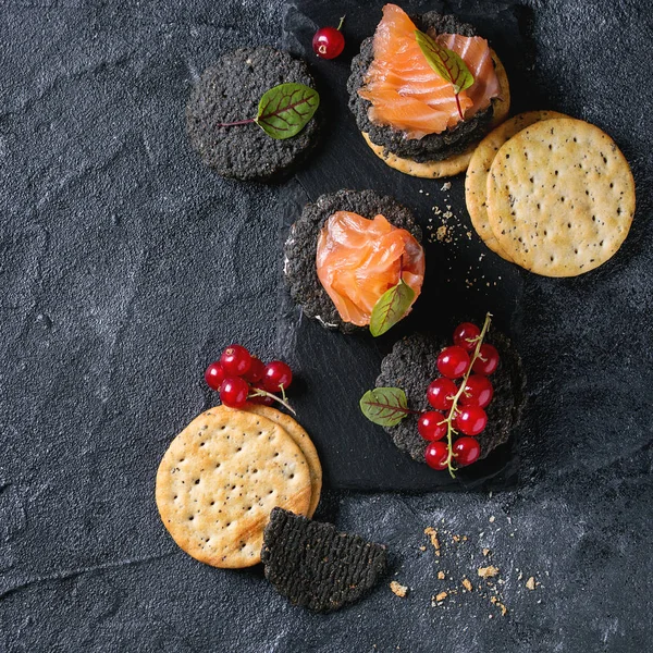 Somon ve çilek ile siyah kraker