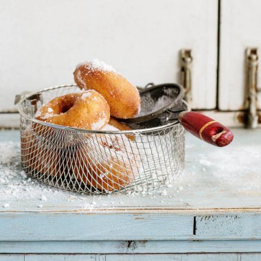 Pudra şekeri ile ev yapımı çörek