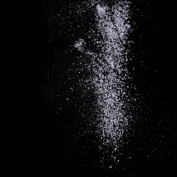 Siyah arka plan üzerinde deniz tuzu.