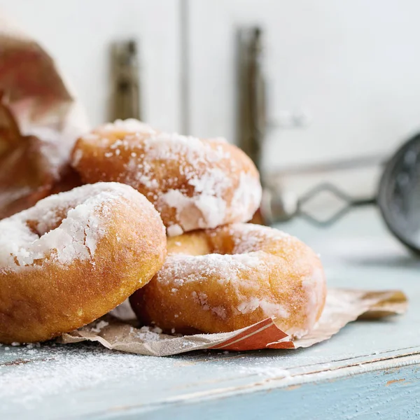 Donuts faits maison avec de la poudre de sucre — Photo