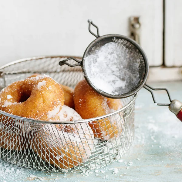 Pudra şekeri ile ev yapımı çörek