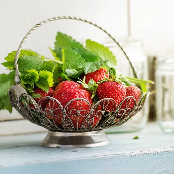 Frische Erdbeeren und Melissenkräuter — Stockfoto