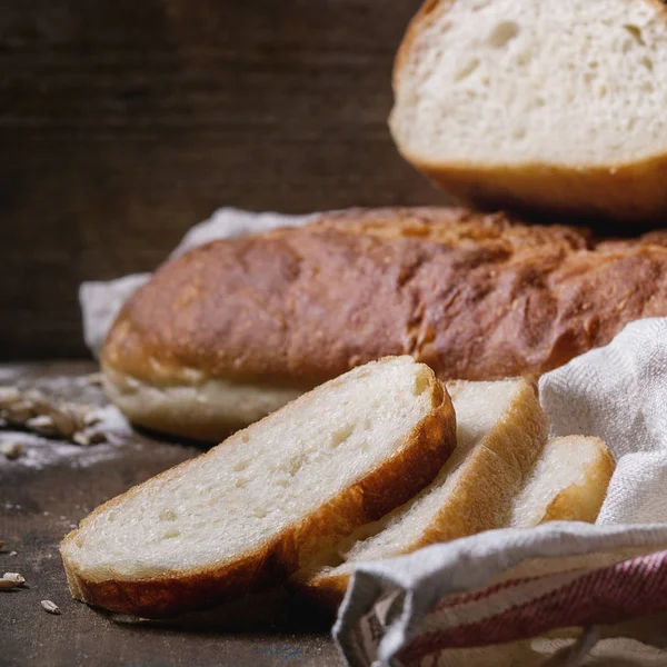 Ev yapımı beyaz buğday ekmek — Stok fotoğraf