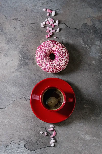 Donut de vidro rosa com café — Fotografia de Stock