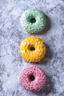 Renkli camlı çörek