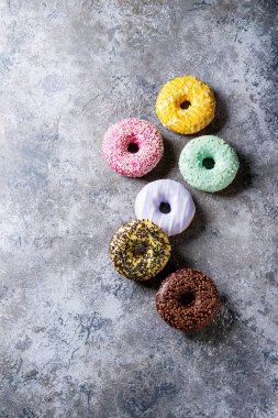 Renkli camlı çörek