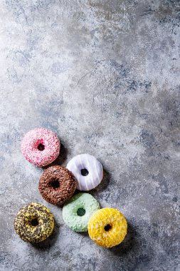 Renkli camlı çörek