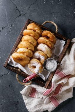 Pudra şekeri ile ev yapımı çörek