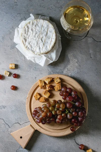 Uvas, queso y vino — Foto de Stock