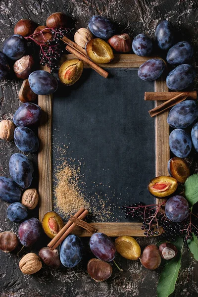 Ciruelas y nueces con pizarra — Foto de Stock