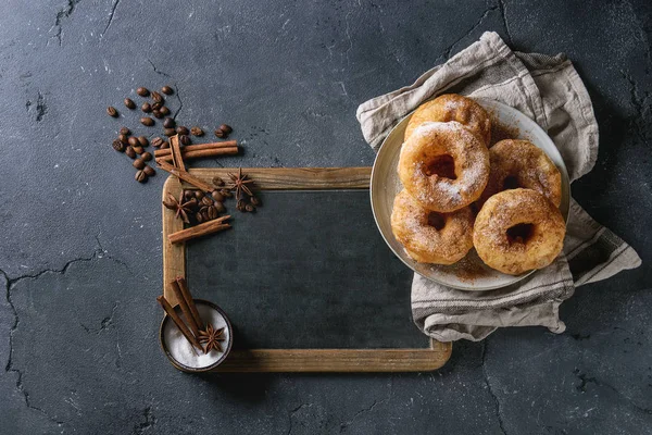 Hausgemachte Donuts mit Zuckerpuder — Stockfoto