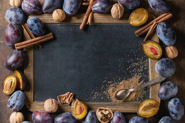 Švestky a ořechy s tabuli — Stock fotografie