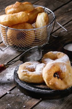 Pudra şekeri ile ev yapımı çörek