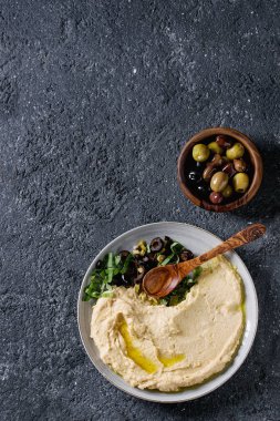 Humus zeytin ve otlar ile
