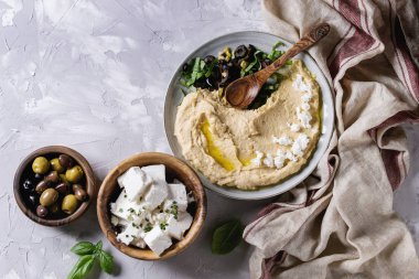 Humus zeytin ve otlar ile