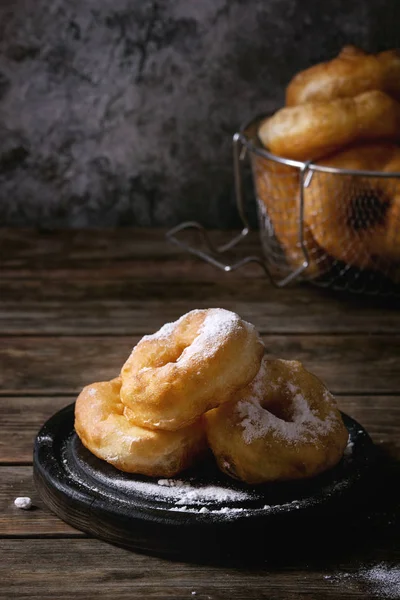 Donuts faits maison avec de la poudre de sucre — Photo