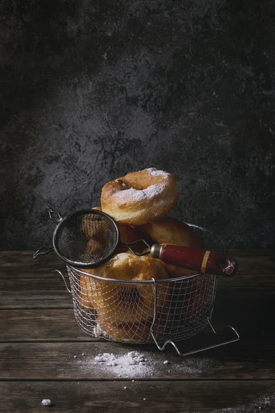 Zelfgemaakte donuts met suiker poeder — Stockfoto