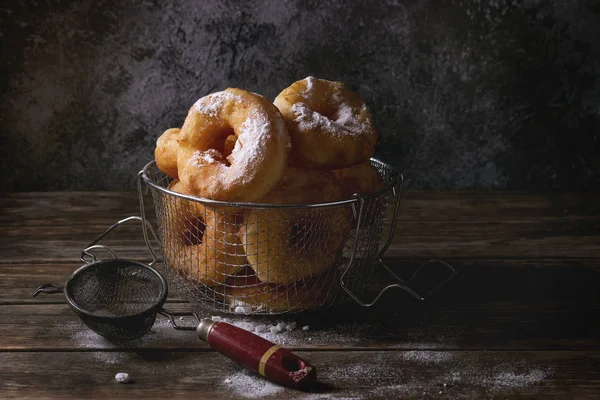 Hemgjorda donuts med socker pulver — Stockfoto