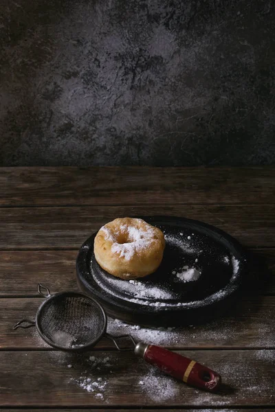 Hausgemachter Donut mit Zuckerpuder — Stockfoto