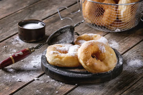 Hemgjorda donuts med socker pulver — Stockfoto